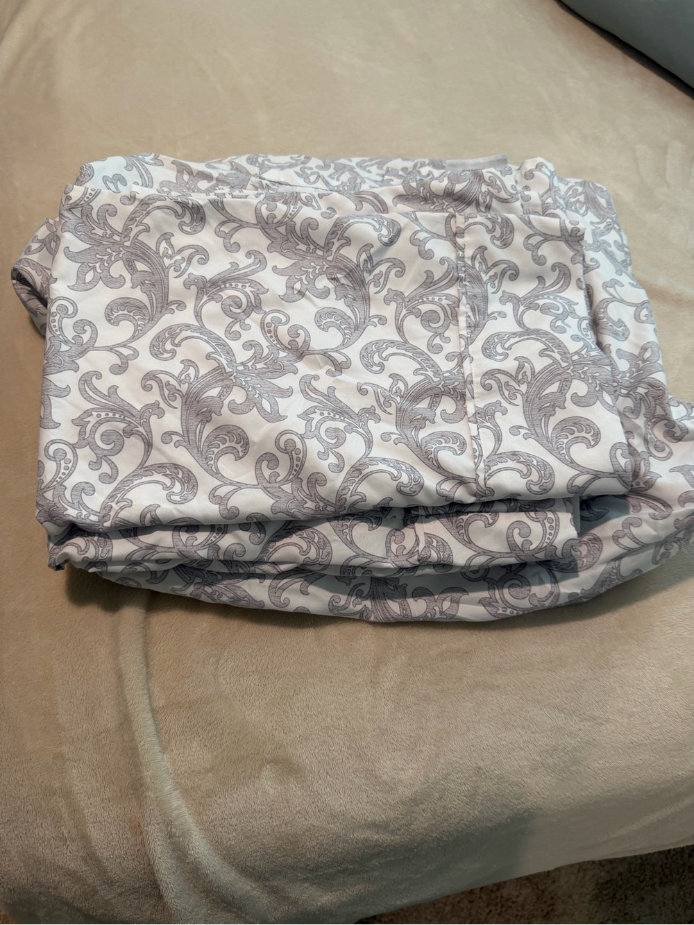 Charisma Queen Sheet Set - Light Gray Scroll on White